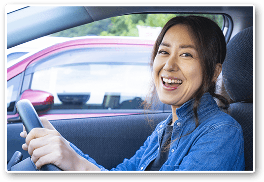 車を運転する女性