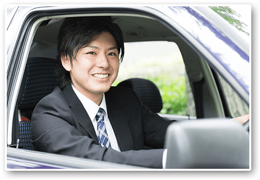 車を運転する男性