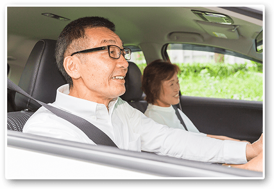 車を運転するご夫婦
